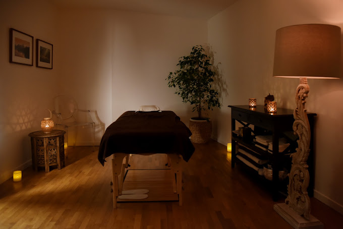 Cabinet de massage relaxant à Nogent-sur-Marne : table de massage en lin, bougie et lumière douce